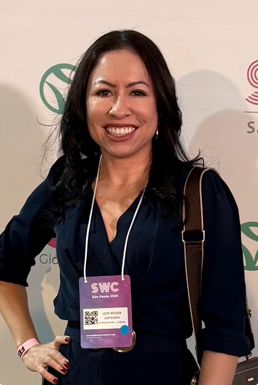 Léia Sousa de Sousa durante uma palestra
