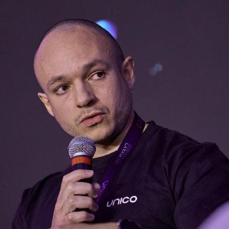 Tiago Temporin durante uma palestra
